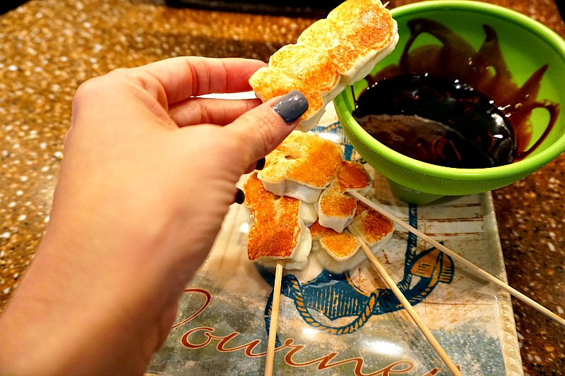 Cheese skewers with molasses