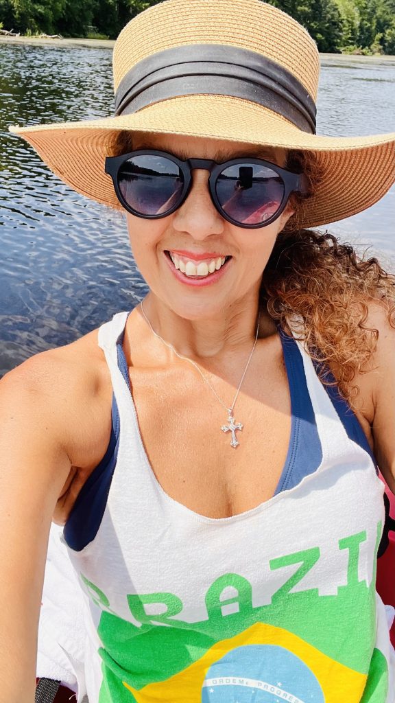 Trendy Latina kayaking